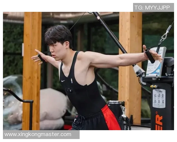 杨瀚森赛前热身展现惊人实力完美对抗后勾手与暴扣三分球全中